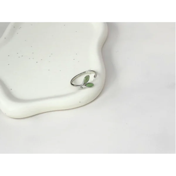 Anillo hojas piedra preciosa