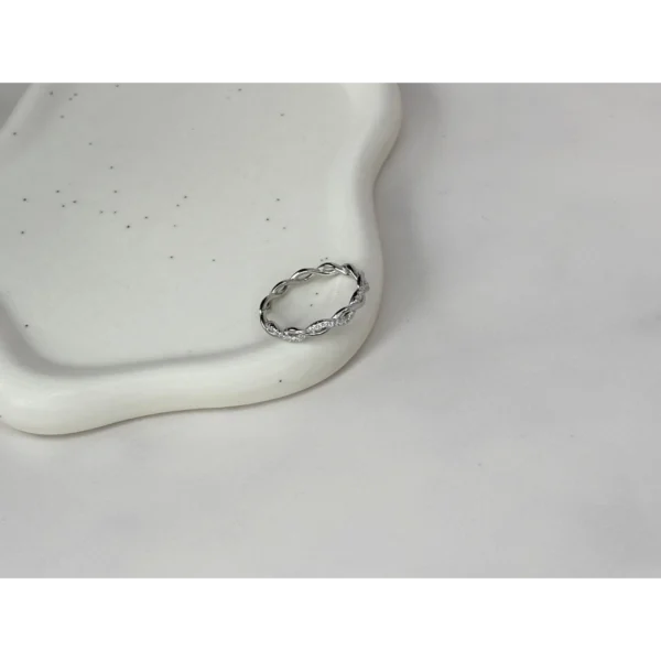 Anillo trenza de circonias